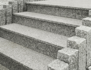 Stopnica granitowa okładzinowa płomieniowana jasnoszara STRZEGOM (130x34x4)