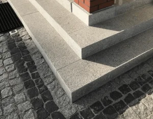 Stopień granitowy blokowy płomieniowany jasnoszary STRZEGOM (80x30x15)