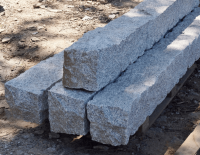 Słupy granitowe łupane, palisady granitowe (4).png