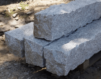 Słupy granitowe łupane, palisady granitowe (1).png