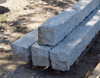Słupy granitowe łupane, palisady granitowe (2).png