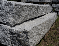 Słupy granitowe łupane, palisady granitowe (3).png