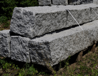 Słupy granitowe łupane, palisady granitowe (6).png