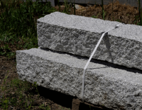 Słupy granitowe łupane, palisady granitowe (7).png