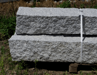 Słupy granitowe łupane, palisady granitowe (8).png