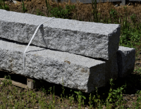 Słupy granitowe łupane, palisady granitowe (9).png
