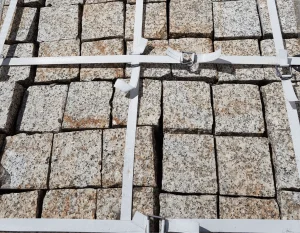 Kostka granitowa cięto-łupana płomieniowana szaro-ruda STRZEGOM (10x10x8)