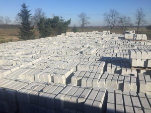 Krawężnik granitowy cięty płomieniowany jasnoszary STRZEGOM (43,5x33x100) Światło=h18 Leżący Peronowy 