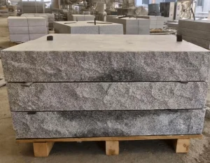 Stopień granitowy cięto-łupany płomieniowany jasnoszary G703 New Bianco Cristal (100x35x15)