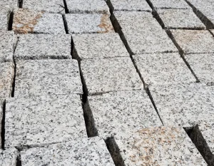 Kostka granitowa cięta płomieniowana szaro-ruda STRZEGOM (10x10x8) 