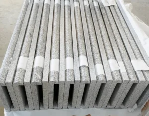 Stopnica granitowa okładzinowa płomieniowana jasnoszara z Bullnose  G703 / G603 (135x35x2)
