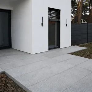 Płyta granitowa chodnikowa płomieniowana jasnoszara STRZEGOM (120x40x8)