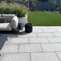 Taras z płytek kamiennych Terrasse aus Steinfliesen  (1).webp