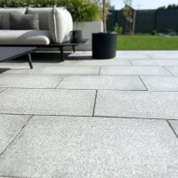 Taras z płytek kamiennych Terrasse aus Steinfliesen  (2).webp