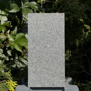 Kostka granitowa cięta ciemnoszara płomieniowana G654 (20x10x6)