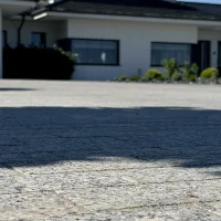 kostka granitowa cięta płomieniowana Gesägte und geflammte Granitpflastersteine.webp