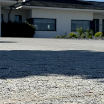 kostka granitowa cięta płomieniowana Gesägte und geflammte Granitpflastersteine.webp