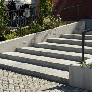 Stopień granitowy blokowy płomieniowany jasnoszary STRZEGOM (100x30x15)