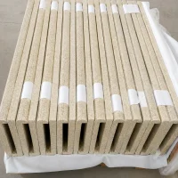 Granitowa żółta stopnica do basenu z zaokrągloną krawędzią (typu bullnose) Gelbe Granit-Poolumrandungsplatte mit abgerundeter Kante (Bullnose-Profil).webp