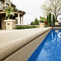 Granitowa żółta stopnica do basenu z zaokrągloną krawędzią (typu bullnose) Gelbe Granit-Poolumrandungsplatte mit abgerundeter Kante (Bullnose-Profil) (2).webp