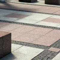 Czerwona płyta granitowa Vanga na chodniku Rote Vanga-Granitplatte auf dem Gehweg.webp