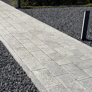 Płyta granitowa chodnikowa płomieniowana jasnoszara STRZEGOM (40x20x6)