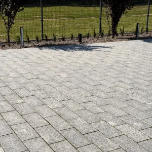 Płyta granitowa chodnikowa płomieniowana jasnoszara STRZEGOM (40x20x8)