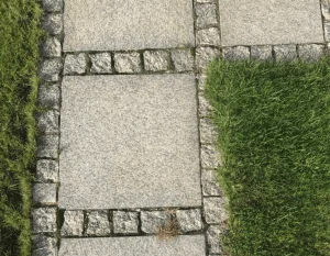Płyta granitowa tarasowa płomieniowana jasnoszara STRZEGOM (60x60x2) 48H