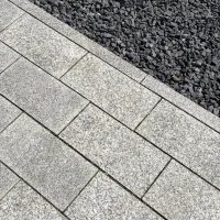 płyta granitowa chodnikowa jasnoszara Strzegom hellgraue Granit-Pflasterplatte Strzegom.webp