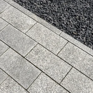 Płyta granitowa chodnikowa płomieniowana jasnoszara STRZEGOM (40x20x6)