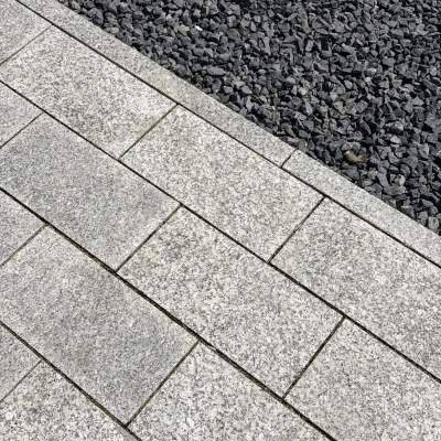 płyta granitowa chodnikowa jasnoszara Strzegom hellgraue Granit-Pflasterplatte Strzegom.webp