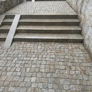 Kostka granitowa łupana szaro-ruda STRZEGOM 8/11 (10x10x10)