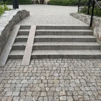 Kostka łupana szaro-ruda Strzegom Grau-rote Spaltsteine aus Strzegom (3).webp