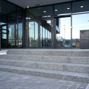 Stopień granitowy blokowy płomieniowany jasnoszary STRZEGOM (80x40x15)