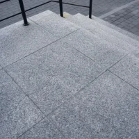 Płytka granitowa szara Graue Granitfliese.webp