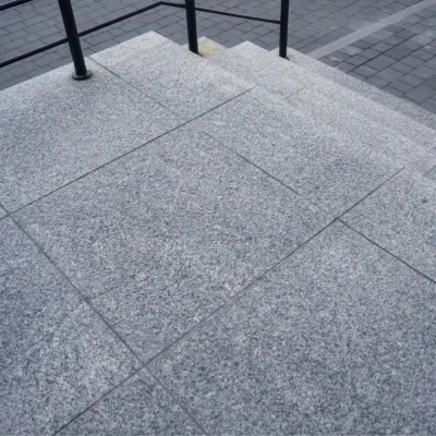 Płytka granitowa szara Graue Granitfliese.webp