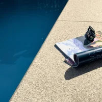 Granitowa żółta stopnica do basenu z zaokrągloną krawędzią (typu bullnose) Gelbe Granit-Poolumrandungsplatte mit abgerundeter Kante (Bullnose-.webp