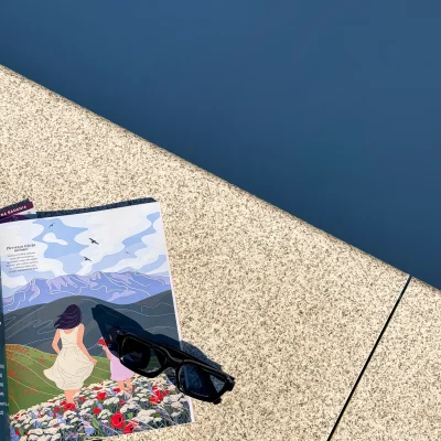 Granitowa żółta stopnica do basenu z zaokrągloną krawędzią (typu bullnose) Gelbe Granit-Poolumrandungsplatte mit abgerundeter Kante (Bullnose).webp