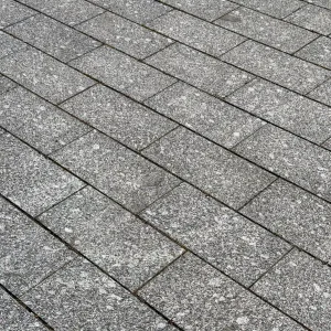 Płyta granitowa chodnikowa płomieniowana ciemnoszara KOŚMIN (40x20x6)
