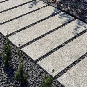 Stopnica granitowa okładzinowa płomieniowana jasnoszara STRZEGOM (120x30x4)